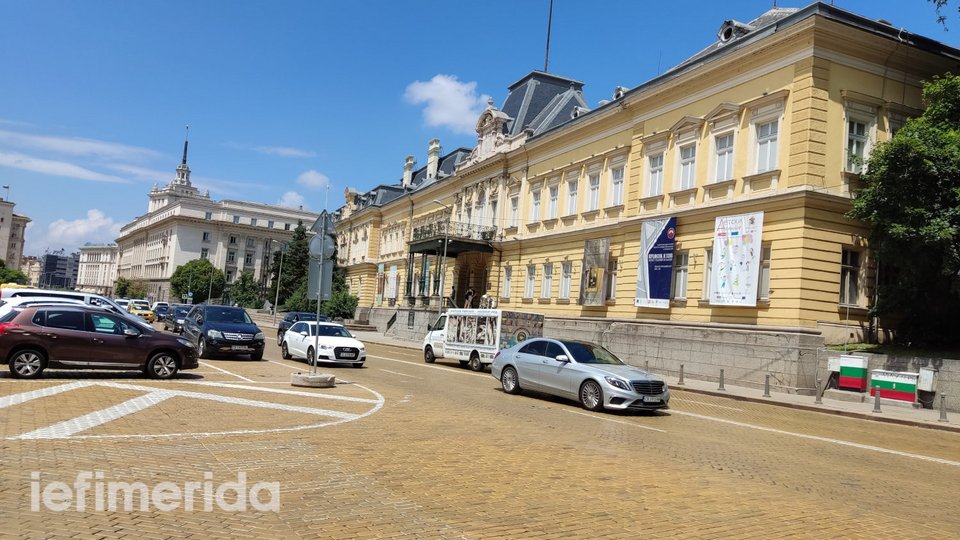 Τα χρυσά πλακόστρωτα γύρω από το παλάτι στη Σόφια