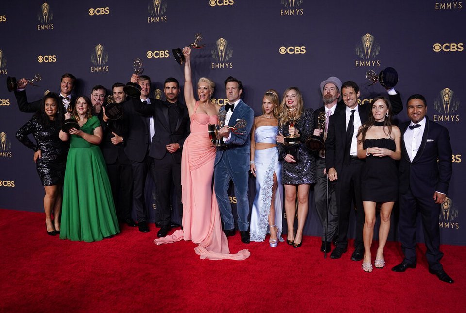 Οι συντελεστές της σειράς Ted Lasso με τα βραβεία Emmy στα χέρια