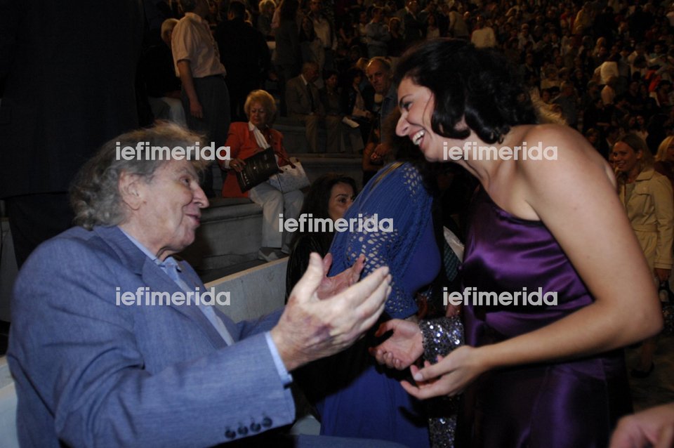 Η Ελισάβετ Παπαγεωργίου με τον Μίκη Θεοδωράκη, συνάντηση στο Ηρώδειο 