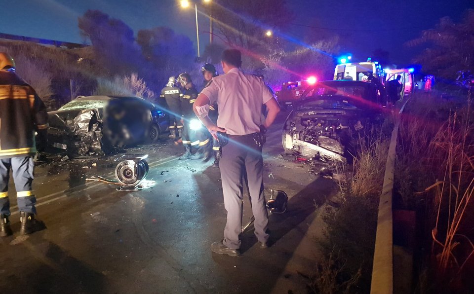 Πυροσβέστες και αστυνομικοί στον τόπο του δυστυχήματος / Φωτογραφία: Intimenews-ΜΑΚΡΗΣ ΝΙΚΟΣ