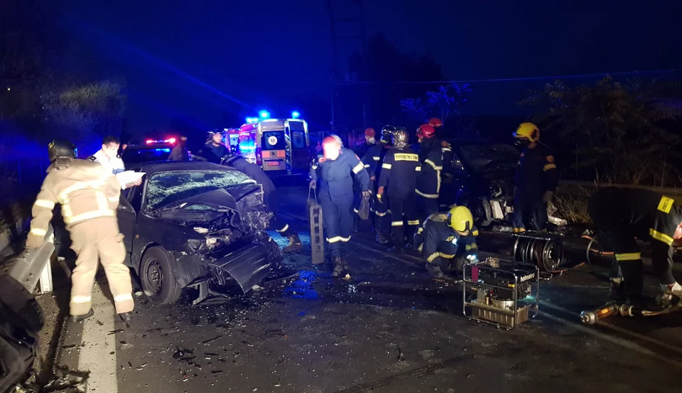Το ένα αυτοκίνητο έγινε σμπαράλια / Φωτογραφία: Intimenews-ΜΑΚΡΗΣ ΝΙΚΟΣ 