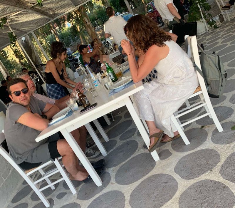 Ο Αλέξης Τσίπρας με την σύζυγό του Περιστέρα Μπαζιάνα και τον Στέλιο Κούλογλου, για φαγητό σε ταβέρνα της Αίγινας, τον Ιούνιο του 2020.