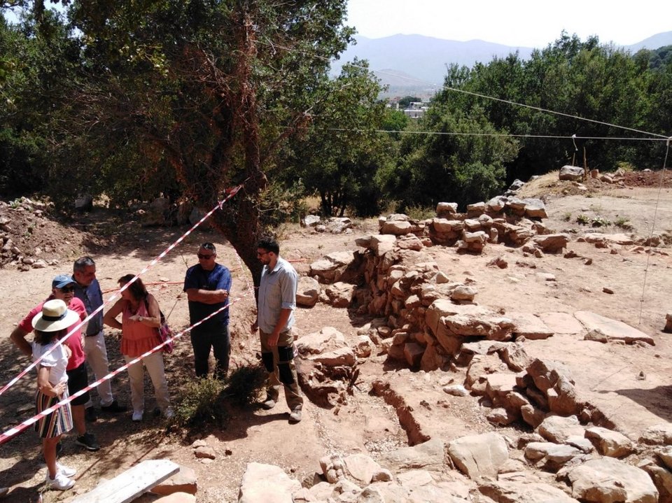 Στις ανασκαφές του Λασιθίου η Βικτόρια Χίσλοπ, Φωτογραφία: neakriti.gr