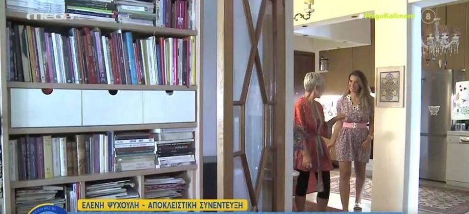 Στην κρεβατοκάμαρά της έχει μια μεγάλη βιβλιοθήκη