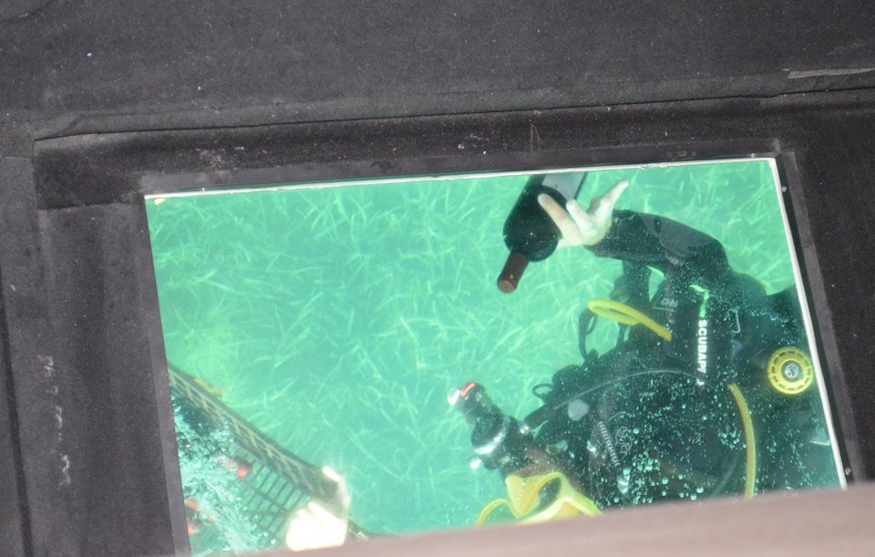 «Ψάρεμα» σε φιάλες από την υποβρύχια κάβα / Φωτογραφία: ΑΠΕ-ΜΠΕ