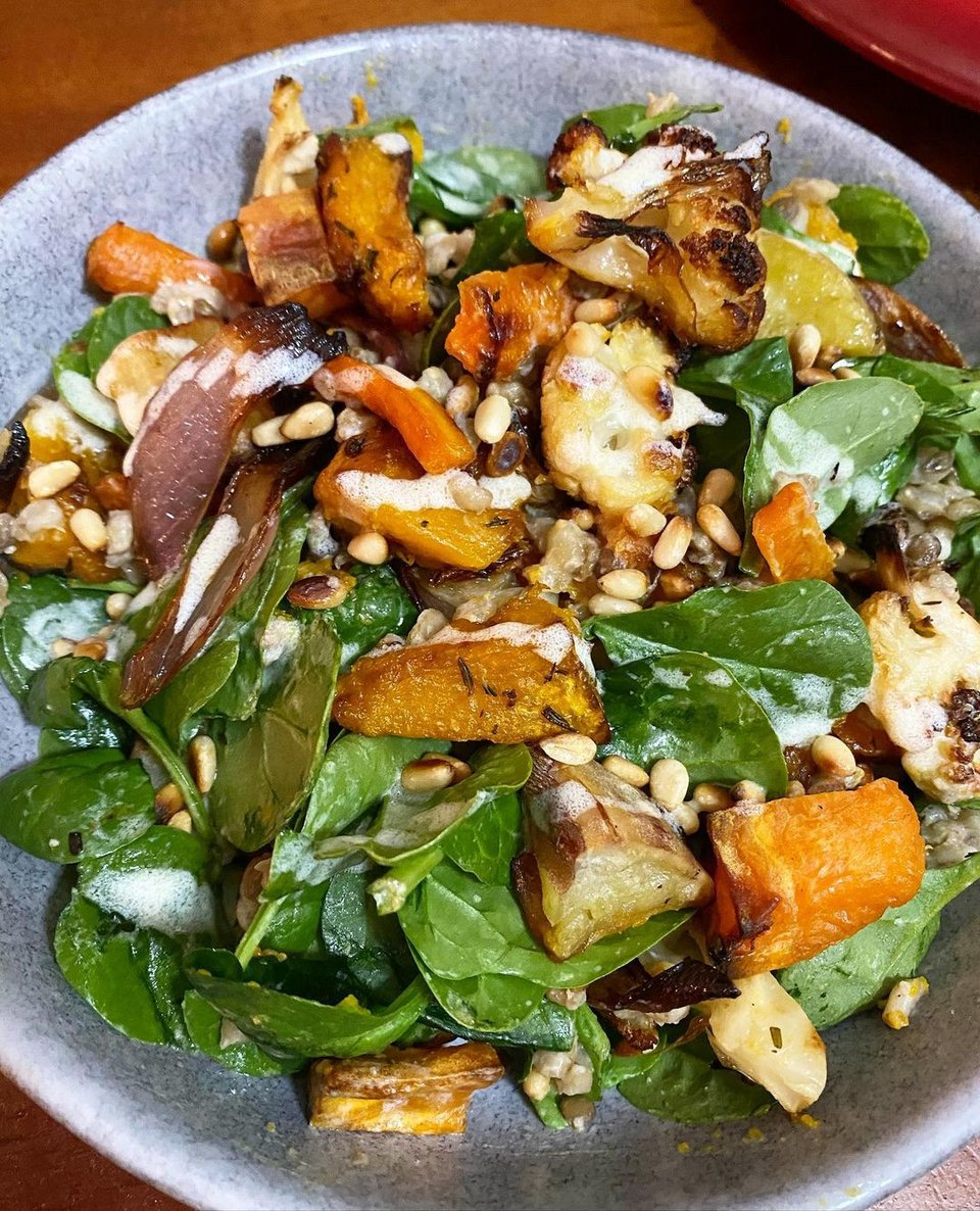 Ζεστή σαλάτα με λαχανικά, φακές και dressing γιαουρτιού