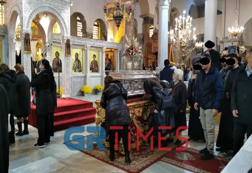 Θεσσαλονίκη: Συνωστισμός για τον Άγιο Δημήτριο -Πιστοί προσκυνούσαν χωρίς  μάσκα [εικόνες &amp; βίντεο] | ΕΛΛΑΔΑ | iefimerida.gr