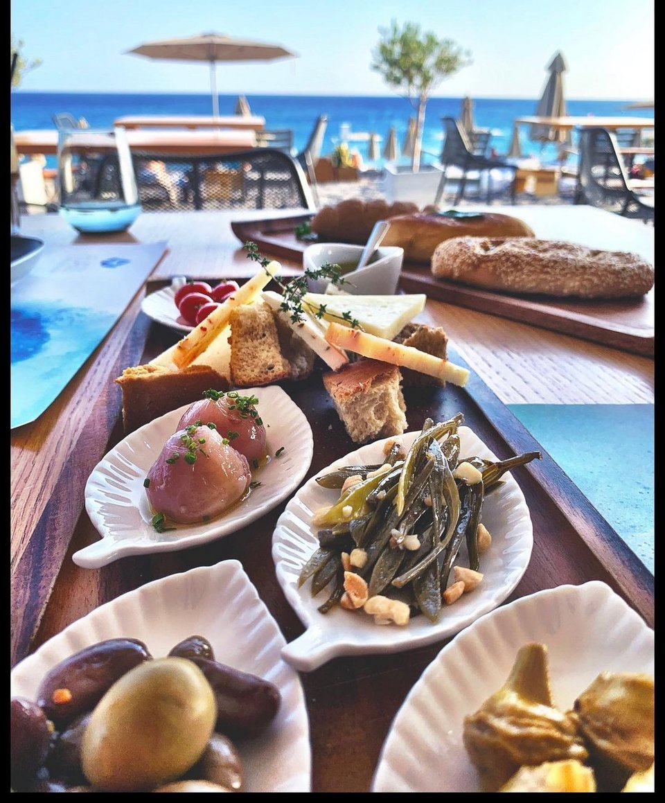 Στην Κρήτη απόλαυσε τοπικές νοστιμιές. «Λατρεύω τους μεζέδες» λέει ο Sebastien Ripari