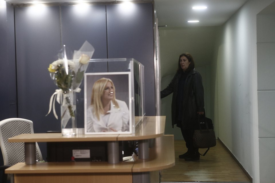 Λίγα λουλούδια και φωτογραφία της Φώφης Γεννηματά στην είσοδο του ΚΙΝΑΛ. Χαρακτηριστικό το βλέμμα της Τόνιας Αντωνίου που μόλις έχει προσέλθει / AΠΕ Γιάννης Κολεσίδης.