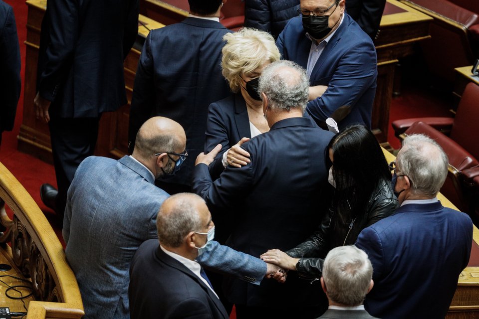 Η Σία Αναγνωστοπούλου αγκαλιάζει τον Κώστα Σκανδαλίδη