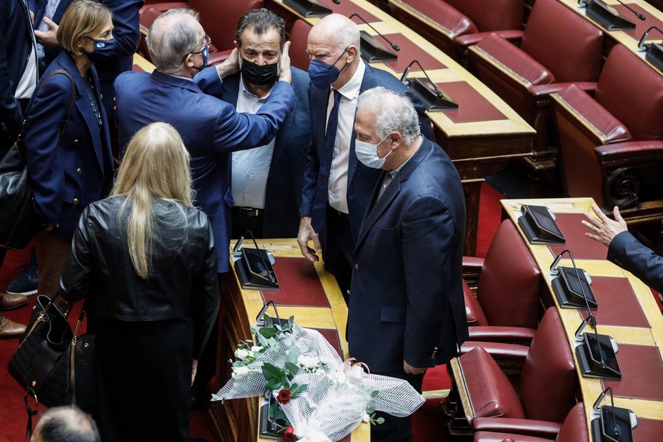 Ο Κώστας Τασούλας παρηγορεί τον Βασίλη Κεγκέρογλου / Γιώργος Κονταρίνης/Eurokinissi