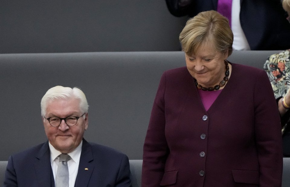 Η Άνγκελα Μέρκελ υποκλίνεται καταχειροκροτούμενη δίπλα στον πρόεδρο της Γερμανίας, Φρανκ Βάλτερ Στάινμαγιερ