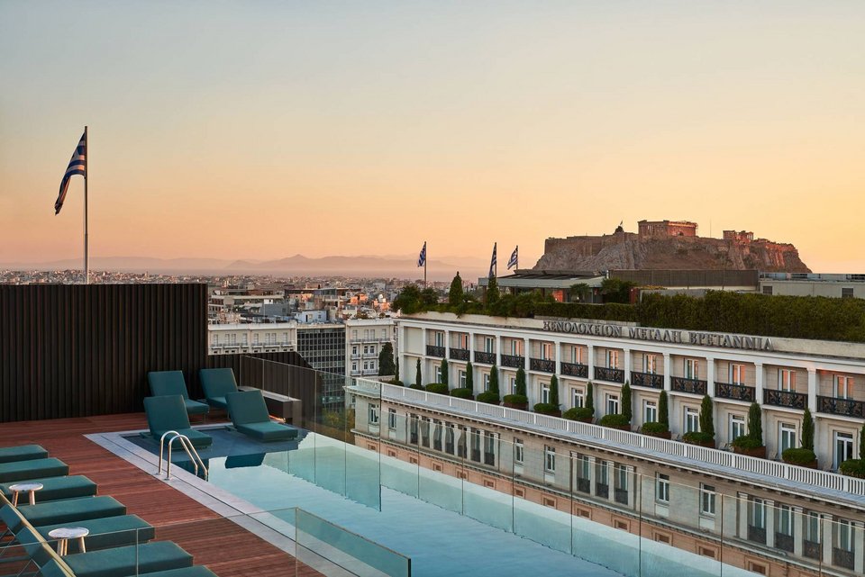 Η θέα από την πισίνα στο roof garden του νέου ξενοδοχείου Athens Capital Hotel στο Σύνταγμα.