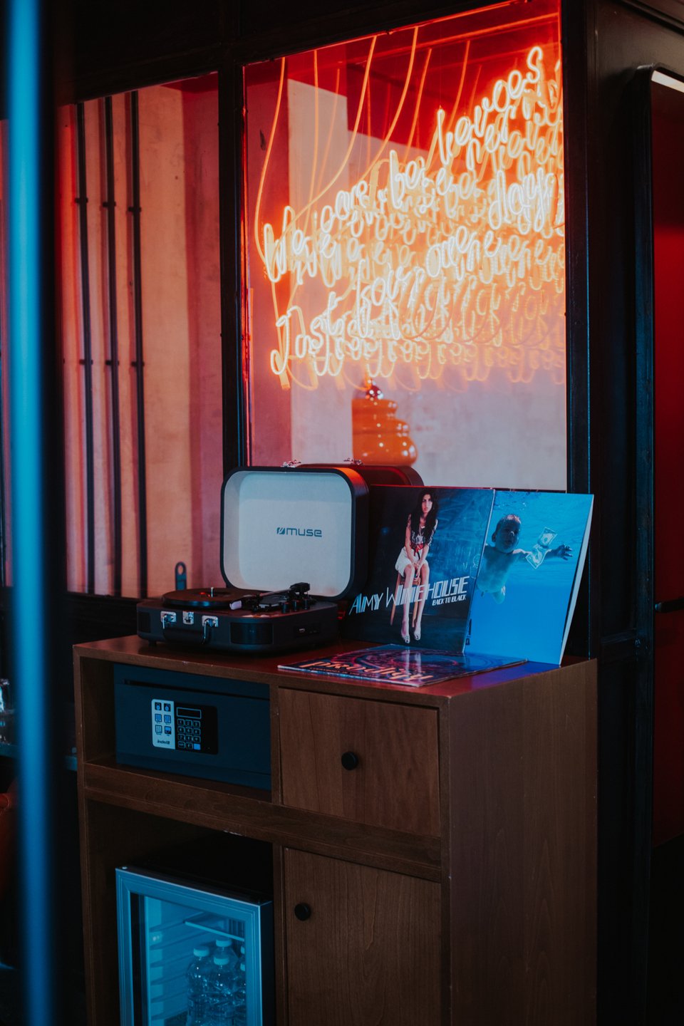 Σε όλα τα δωμάτια υπάρχει vinyl player.