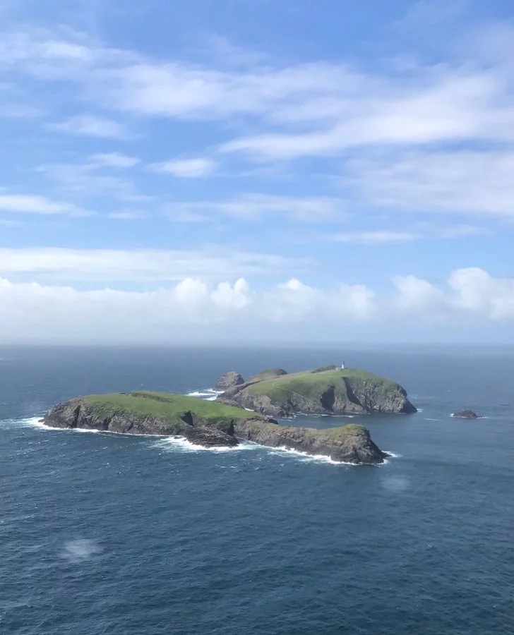 Αεροφωτογραφία των Νήσων Φλάναν όπου βρίσκεται ο μυστηριώδης φάρος - Φωτογραφία:  H&I Voices - Catherine MacPhee/ Twitter 