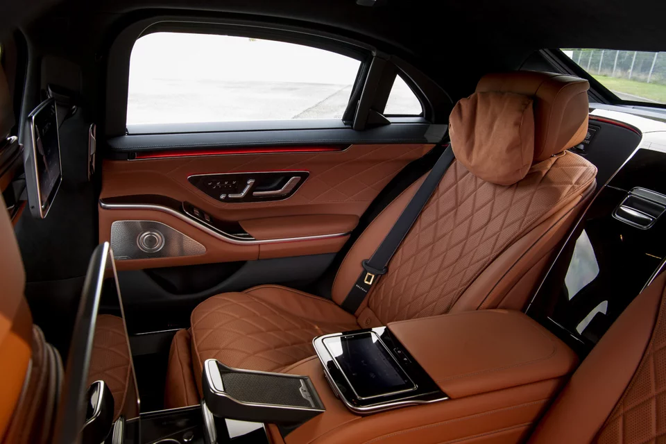 Το σαλόνι της Mercedes S680 Guard αποπνέει έντονη πολυτέλεια