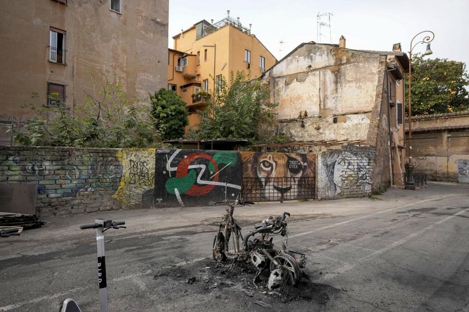 Ακόμη και απανθρακωμένες μοτοσικλέτες συναντά κανείς σε δρόμους της Ρώμης