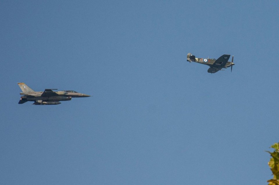 Το Spitfire συνόδευσε ένα F1-16 / Φωτογραφία: ΓΕΕΘΑ