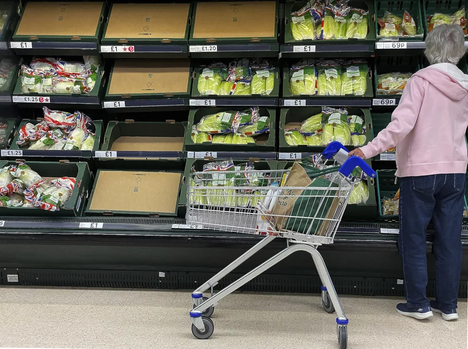 Οι ελλείψεις και ο φόβος ραγδαίας αύξησης του πληθωρισμού έχουν προκαλέσει πανικό στους Βρετανούς καταναλωτές