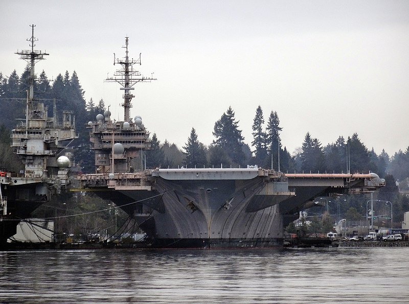 Το παροπλισμένο αεροπλανοφόρο USS Kitty Hawk