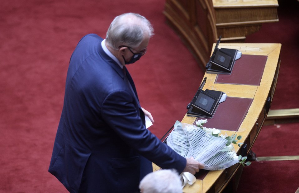 Τα λουλούδια από τον Κωνσταντίνο Τασούλα / Φωτογραφία: ΖΑΧΟΣ ΓΙΩΡΓΟΣ