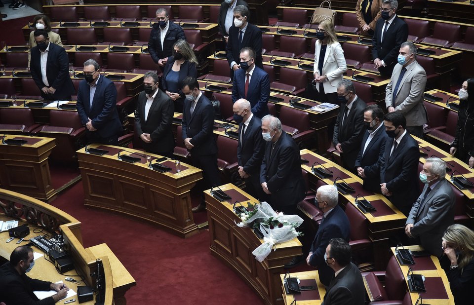 Λουλούδια από τον πρόεδρο της Βουλής και από μέλη της ΚΟ του ΚΙΝΑΛ στη θέση που καθόταν η Φώφη Γεννηματά / Φωτογραφία: ΖΑΧΟΣ ΓΙΩΡΓΟΣ