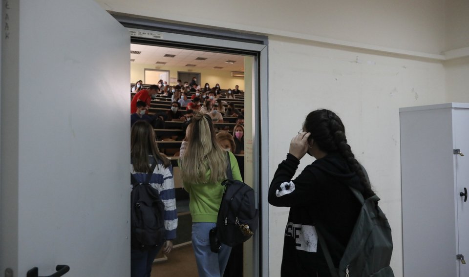 Φοιτητές ιατρικής του ΕΚΠΑ προσέρχονται στο αμφιθέατρο