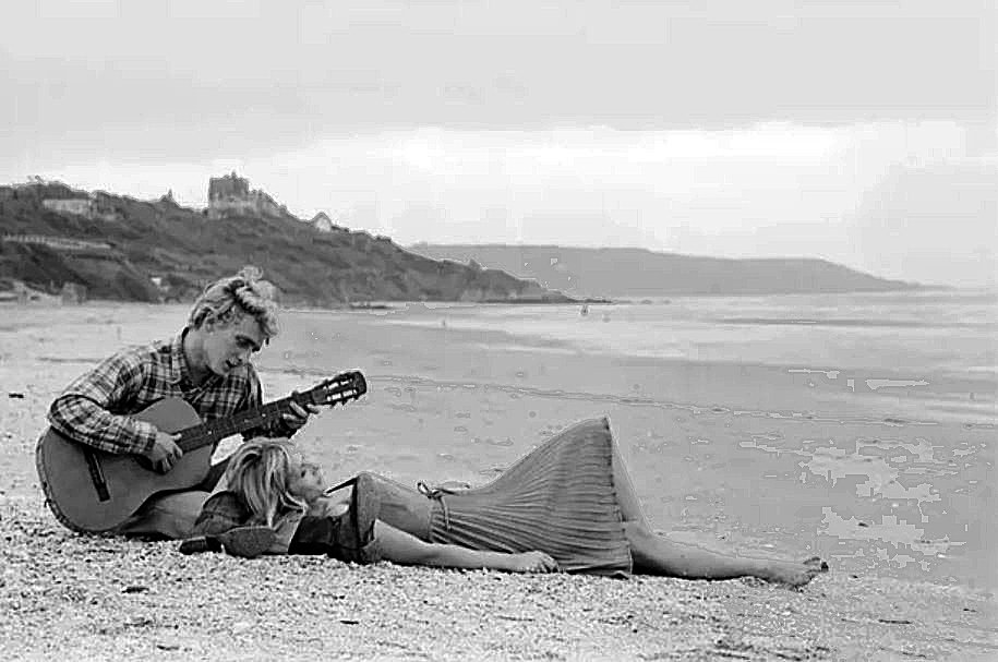 Η Αλίν με τον Κριστόφ στην παραλία Juan-les-Pins της Γαλλικής Ριβιέρας