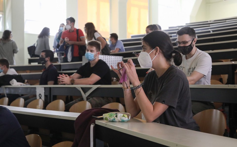 Με μάσκες και τηρώντας αποστάσεις οι φοιτητές