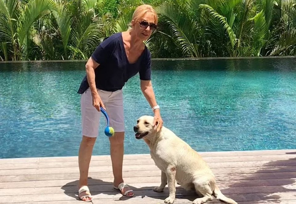 Η 74χρονη Άντζελα Λόους χαϊδεύει έναν σκύλο