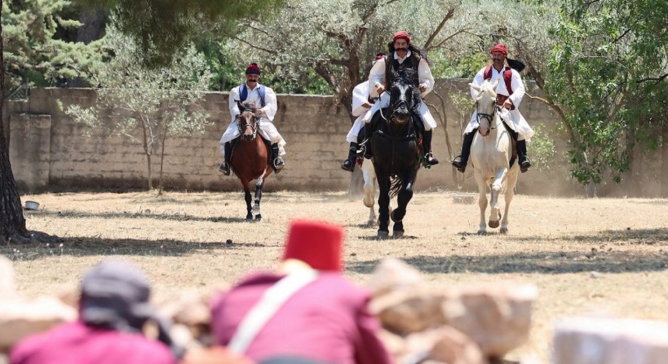 Από τα γυρίσματα του ντοκιμαντέρ του ΣΚΑΪ μια μάχη του Γεωργίου Καραϊσκάκη καβάλα στο άλογο