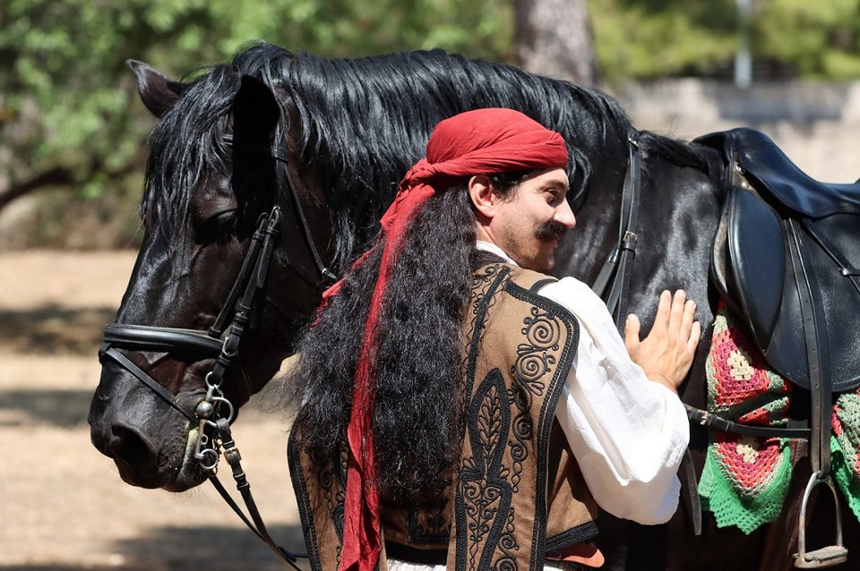 Η εντυπωσιακή μεταμόρφωση του Αργύρη Πανταζάρα σε Γεώργιο Καραϊσκάκη