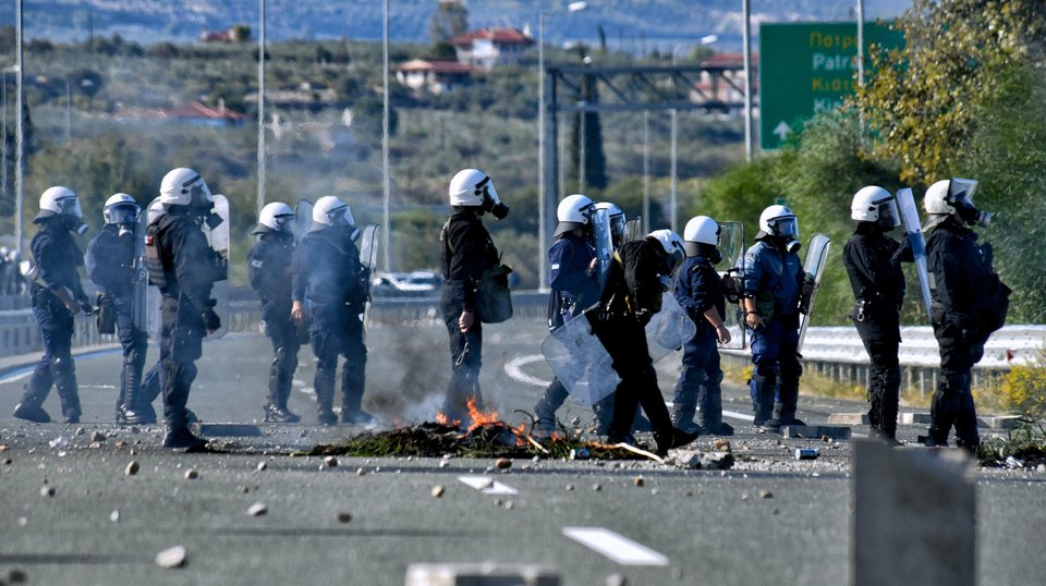 Αστυνομικοί στην Εθνική Οδό Πατρών-Κορίνθού. Ρομά είχαν ανάψει φωτιές