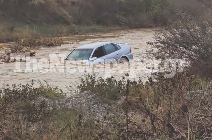 Το ΙΧ που παρασύρθηκε από ορμητικά νερά στον Βόλο