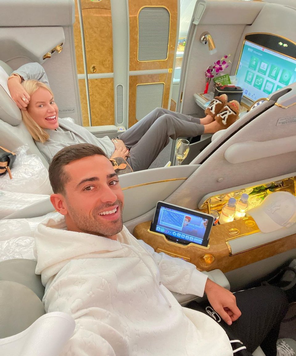 Η λάτρης των ταξιδιών Καρολάιν Στάνμπουρι φορά παντόφλες Louis Vuitton καθώς ταξιδεύει στην Πρώτη Θέση