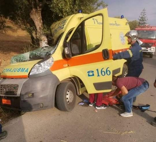 Στο ασθενοφόρο εγκλωβίστηκε το πλήρωμα των διασωστών