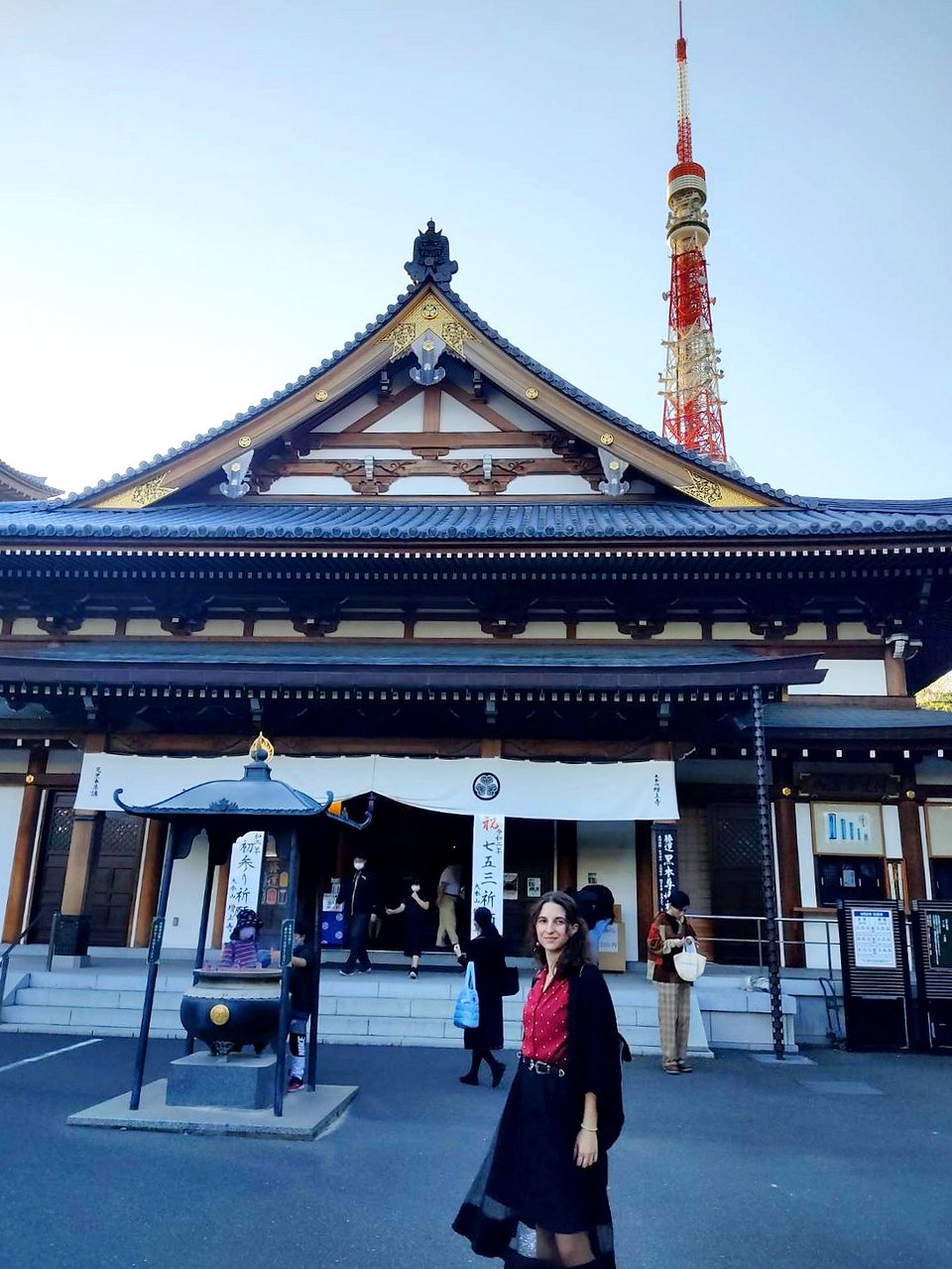 Η Έλενα Αλουπογιάννη μπροστά στο βουδιστικό ναό Ζοζότζι, στο βάθος ο Tokyo Tower