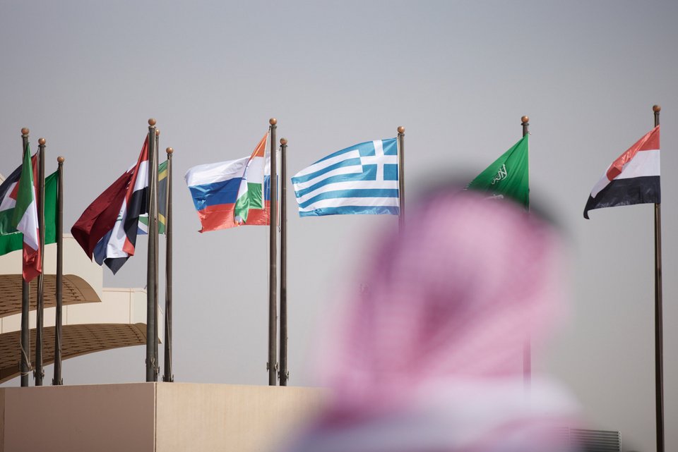 Η ελληνική σημαία ανάμεσα στις άλλες της Συνόδου Κορυφής του Middle East Green Ιnitiative / Φωτογραφία: ΓΤΠ/ΔΗΜΗΤΡΗΣ ΠΑΠΑΜΗΤΣΟΣ