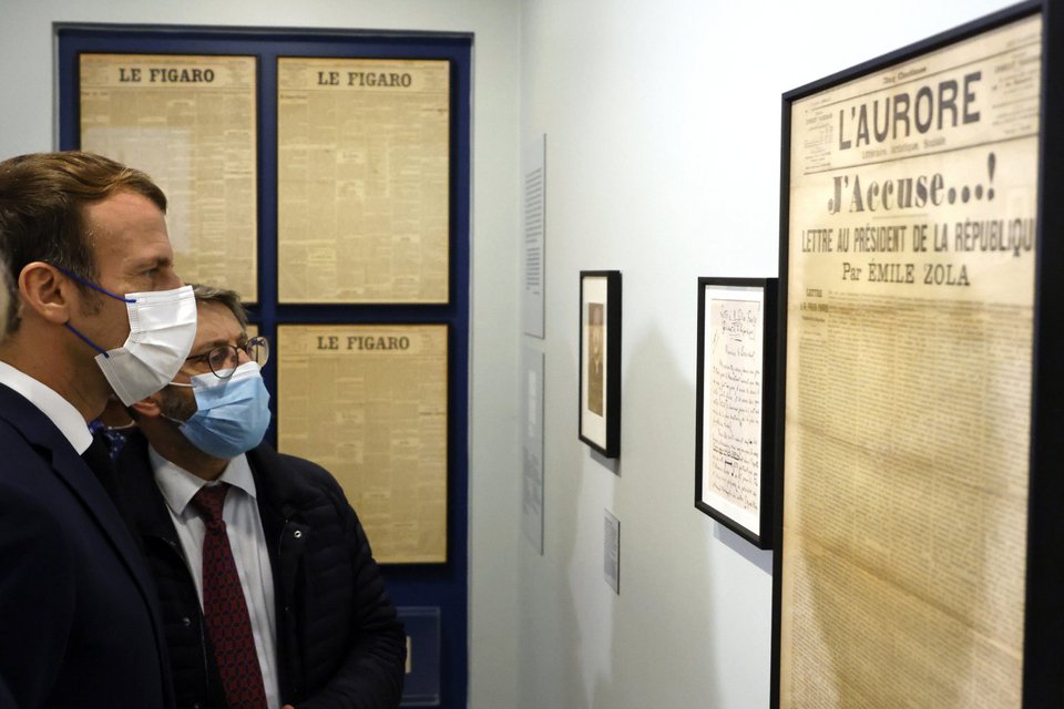 Ο Γάλλος πρόεδρος μπροστά σε αντίγραφο του περίφημου φύλλου της Ορόρ με το «Κατηγορώ» του Ζολά