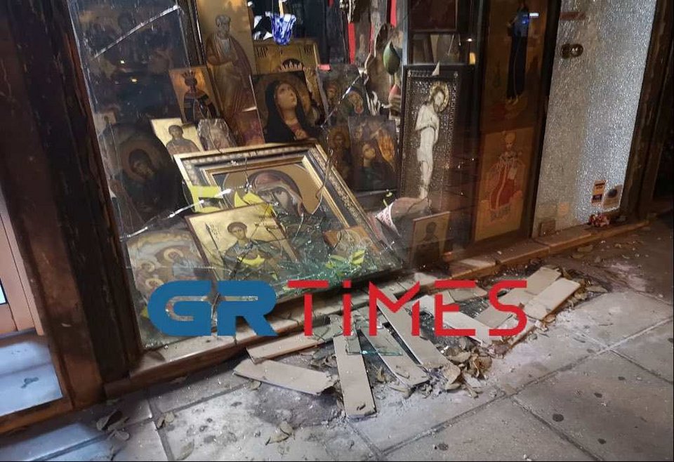 σπασμένη βιτρίνα καταστήματος εκκλησιαστικών ειδών
