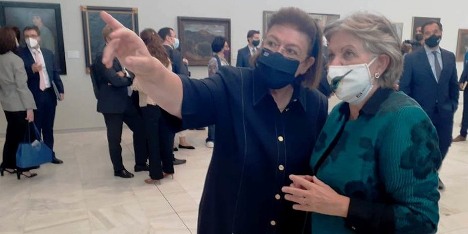 Κατά την ξενάγησή της η Ευρωπαία Επίτροπος, έδειξε ιδιαίτερο ενδιαφέρον για την επετειακή έκθεση της Πινακοθήκης για τα 200 χρόνια από την κήρυξη της Ελληνικής Επανάστασης με έργα εμπνευσμένα από τον Αγώνα του 1821
