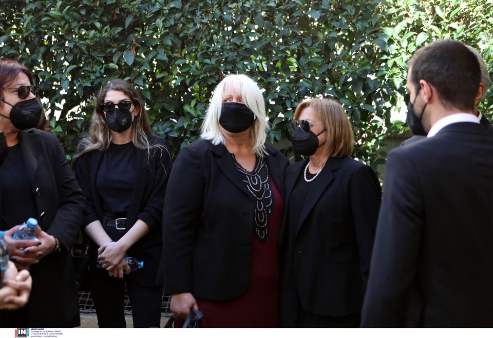 Η αδελφή της Φώφης Γεννηματά, Μαίρη (η κυρία με τις πέρλες). Η ανιψιά της Φώφης Γεννηματά, δεύτερη από τα αριστερά.