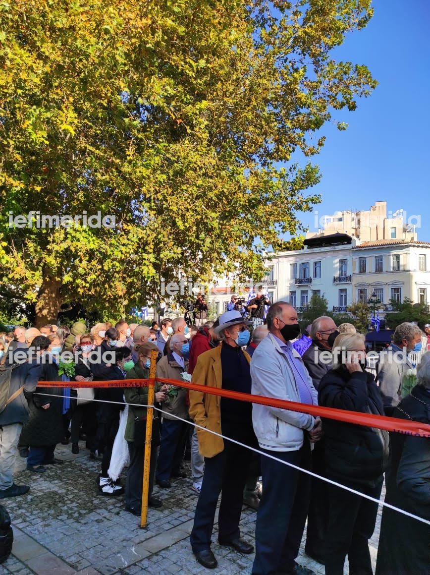 Πλήθος κόσμου, από όλη την Ελλάδα, στη Μητρόπολη για το ύστατο χαίρε
