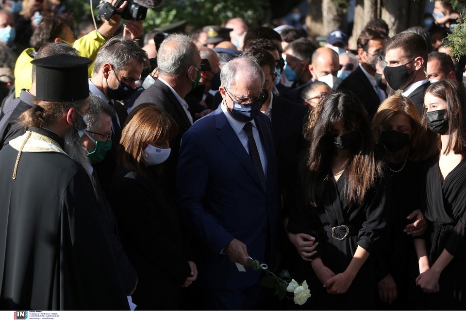 Ο πρόεδρος της Βουλής Κ. Τασούλας στον τάφο της Φώφης Γεννηματά. Δίπλα του η Πρόεδρος της Δημοκρατίας, Κατερίνα Σακελλαροπούλου / Φωτογραφία: Intimenews/ΣΤΕΦΑΝΟΥ ΣΤΕΛΙΟΣ