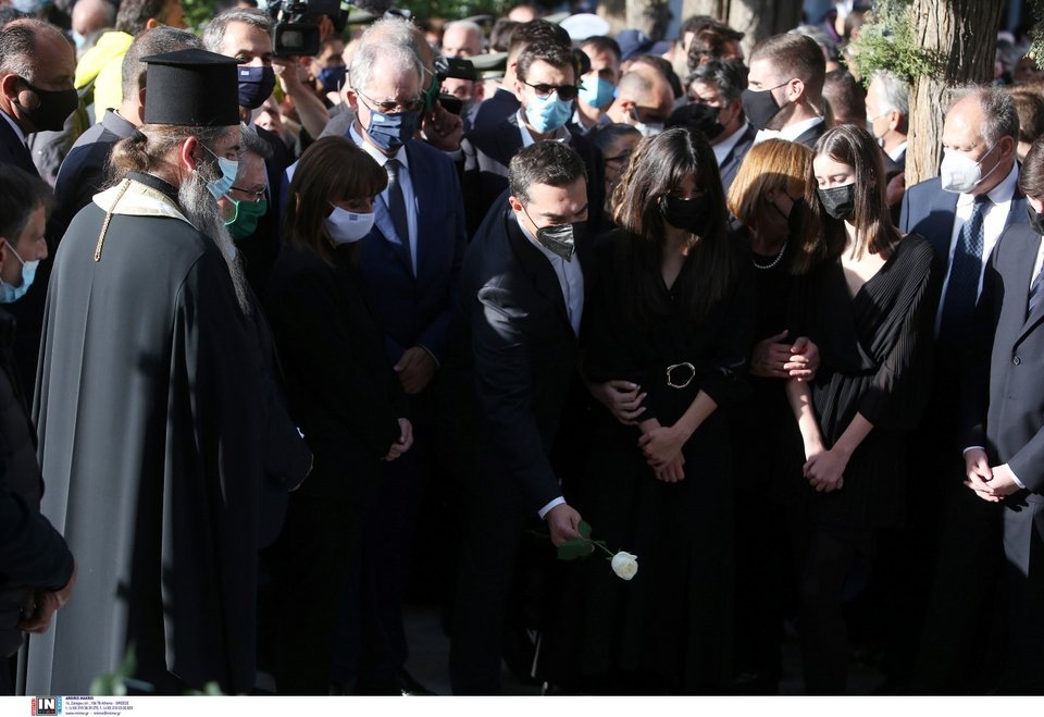 Ο Αλέξης Τσίπρας αφήνει ένα λευκό τριαντάφυλλο στον τάφο της Φώφης Γεννηματά / Φωτογραφία: Intimenews/ΣΤΕΦΑΝΟΥ ΣΤΕΛΙΟΣ