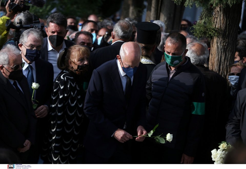Ο Γιώργος Παπανδρέου αποθέτει ένα λευκό τριαντάφυλλο στον τάφο της Φώφης Γεννηματά / Φωτογραφία: Intimenews/ΣΤΕΦΑΝΟΥ ΣΤΕΛΙΟΣ