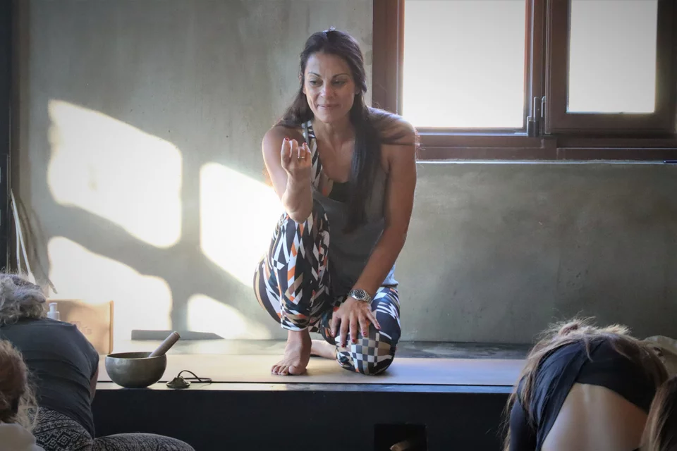 Η yoga instructor Φωτεινή Μπήτρου/Φωτογραφία: Πέτρος Πετρίτης