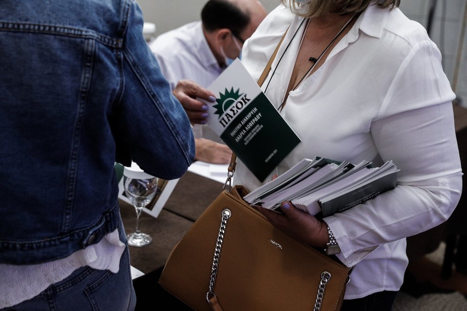Υποστηρικτές του Ανδρέα Λοβέρδου μοιράζουν το φυλλάδιό του, στο οποίο δεν υπάρχει η αναφορά σε Κίνημα Αλλαγής παρά μόνο στο ΠΑΣΟΚ / Φωτογραφία: Eurokinissi