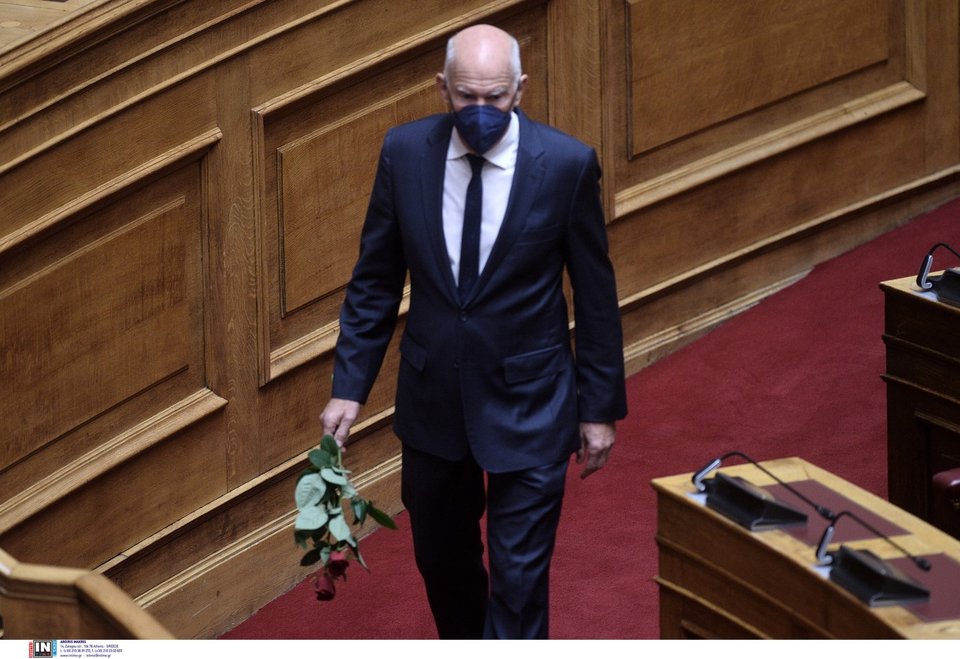 Ο Γιώργος Παπανδρέου με τριαντάφυλλα κατευθύνεται στο έδρανο που καθόταν η Φώφη Γεννηματά -Φωτογραφία: Intimenews