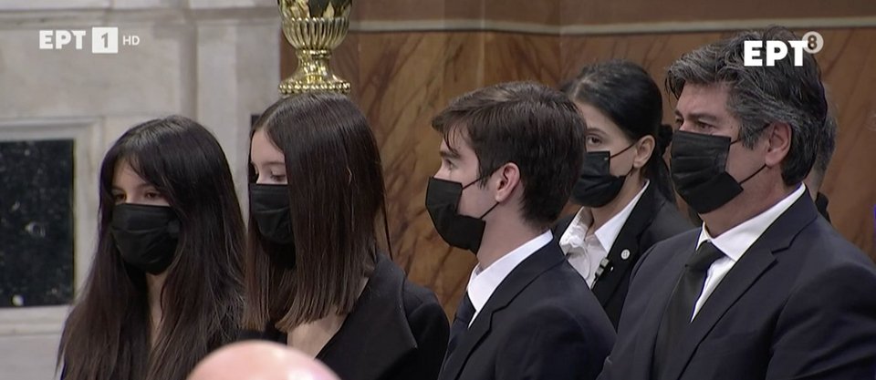 Δίπλα στα παιδιά του στέκεται ο σύζυγος της Φώφης Γεννηματά, Ανδρέας Τσούνης